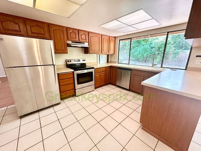 Building Photo - Gorgeous 4 Bedroom 2 Bath with Fully Fence...