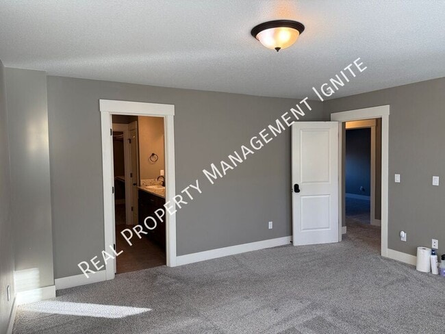 Building Photo - 1032 SE Leonel Ln