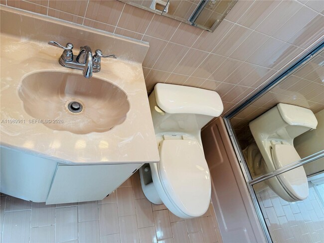 Building Photo - 706 W 40th Pl