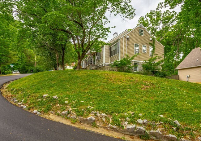 Building Photo - 321-325 Pine Ridge Road