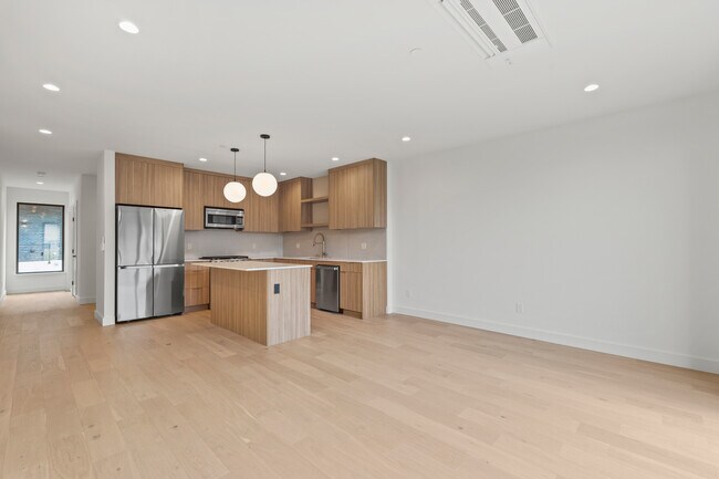 Building Photo - 614 5th Ave S