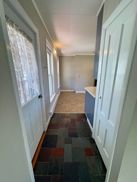 Building Photo - 834 Main St