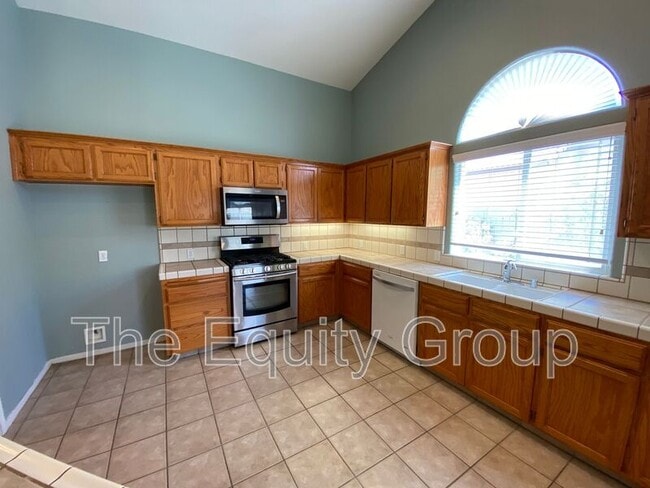 Building Photo - 2643 W Oakridge Ave