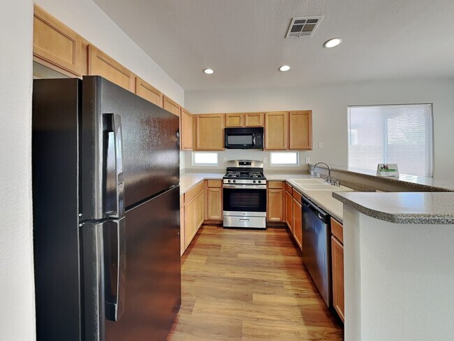 Building Photo - 720 Easter Lily Pl