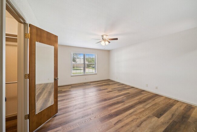 Building Photo - Spacious Single Story 4 Room Home + Sunroo...