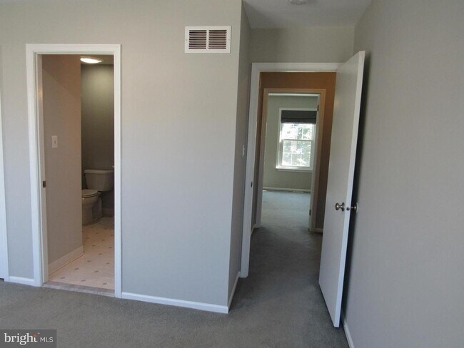 Building Photo - 716 Sandalwood Ln