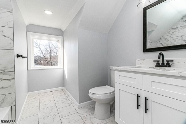 Building Photo - 10 Codington Pl