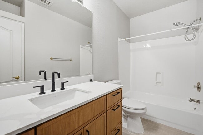 Building Photo - 1425 W Commerce Ave