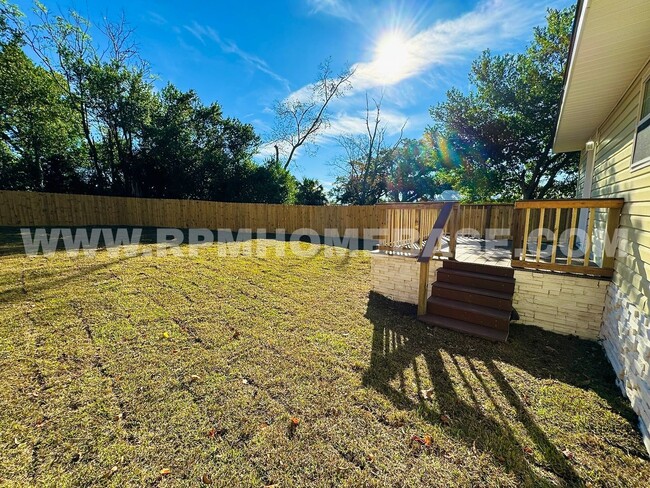 Building Photo - 2 bed, 1 bath on large lot with fenced in ...