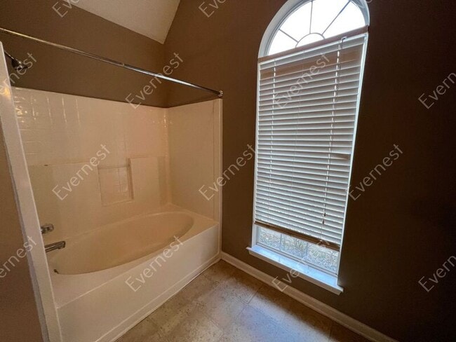 Building Photo - 323 Forest Lakes Dr