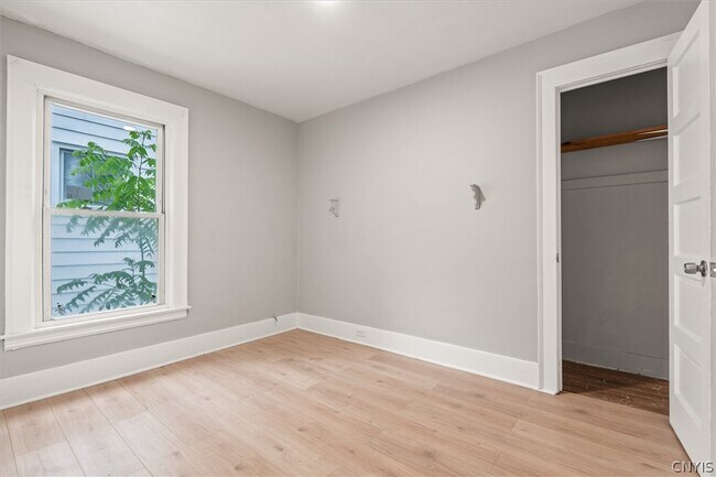 Building Photo - 712 Oak St