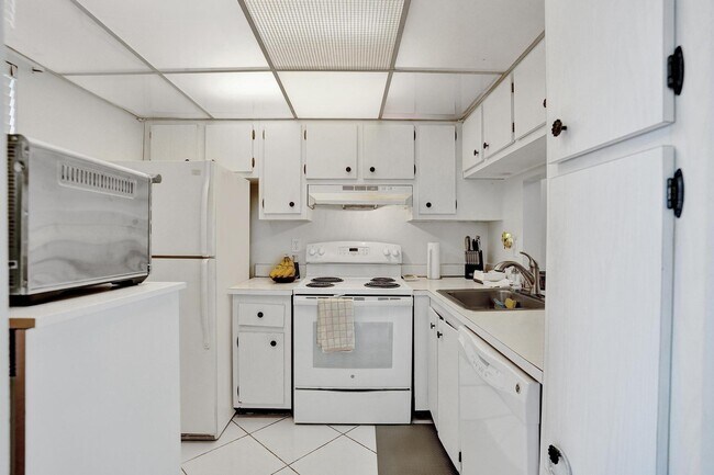 Building Photo - 9480 Poinciana Pl