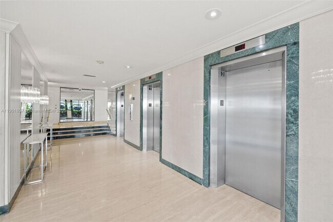 Building Photo - 1408 Brickell Bay Dr