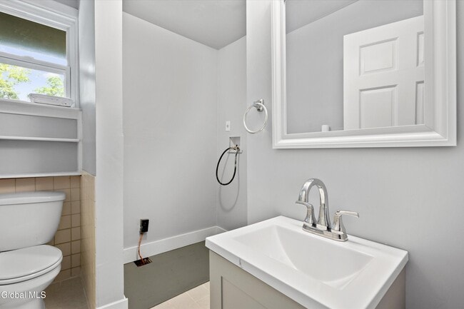 Building Photo - 99 1/2 Walworth St