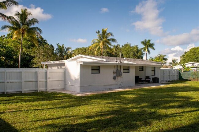 Building Photo - 400 NE 26th Dr
