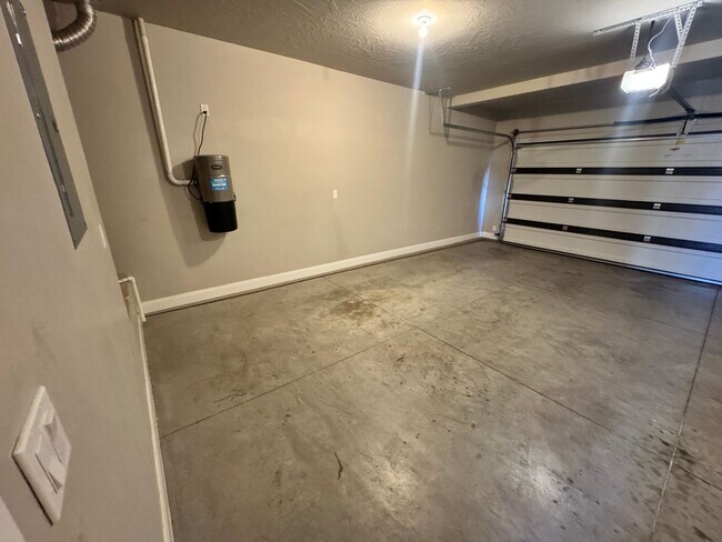 Building Photo - Blackhawk Townhome! Incredible Amenities!!