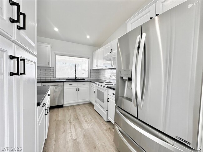 Building Photo - 401 Holcomb