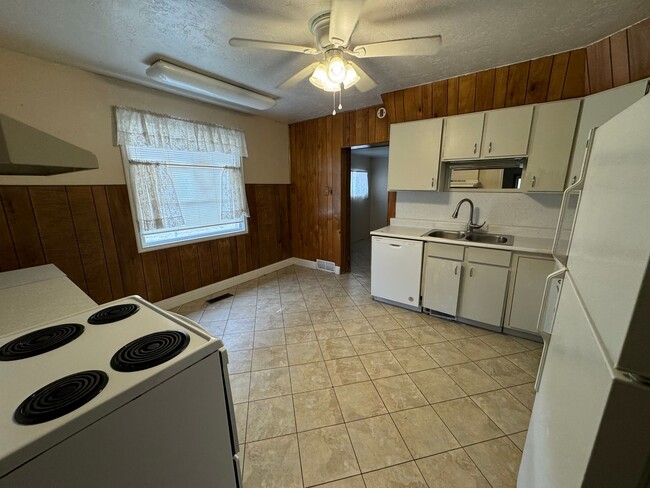 Building Photo - Cute 2 bedroom 1 bath in Lehi!