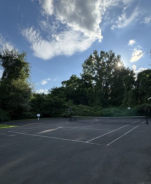 Building Photo - 1 E Gate Ln