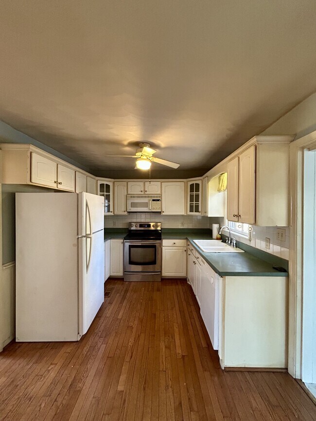 Building Photo - 845 Kennedy Ave