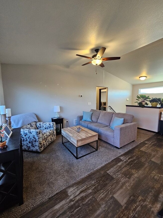 Building Photo - 4 BED | 2 BATH | DOUBLE GARAGE | RAPID VALLEY