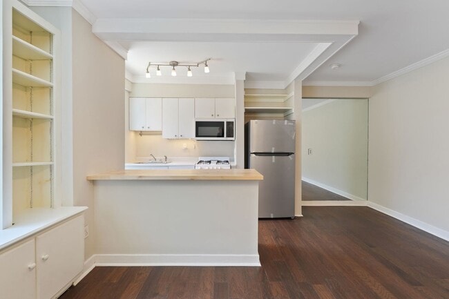 Building Photo - West End/Dupont Efficiency w/ Rooftop, Wal...