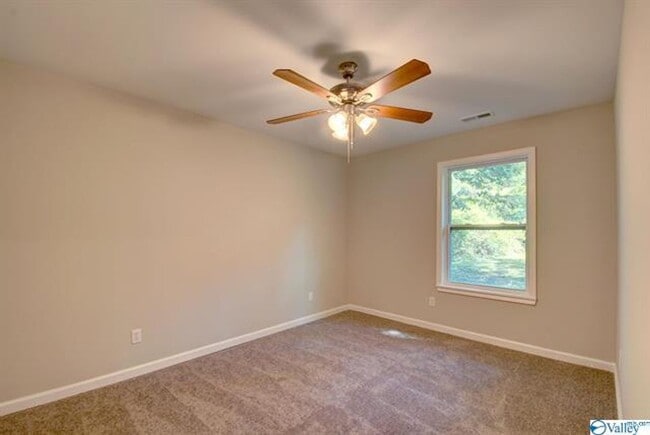 Building Photo - THREE BEDROOM / 1 1/2 BATH HOME