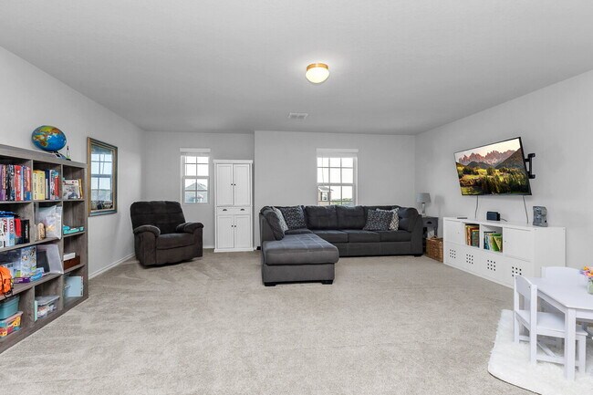 Building Photo - ASK ABOUT FREE APPLICATIONS THROUGH AUGUST!  "Spacious 6-Bedroom Retreat with 3.5 Baths and Over ...