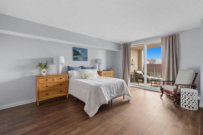 Building Photo - 300 S Duval St