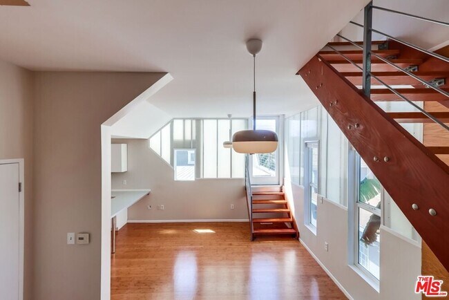 Building Photo - 348 Patton St