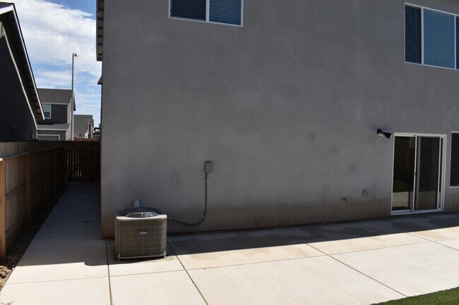 Building Photo - 7068 E Simpson Ave