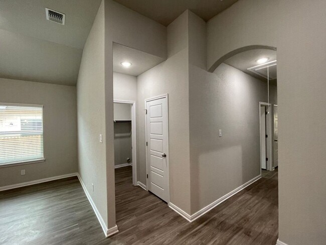 Building Photo - Luxury Duplex in Seguin! (Navarro ISD)