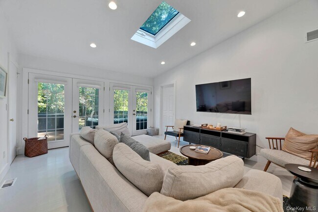 Building Photo - 3670 Rocky Point Rd