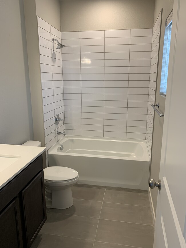 Building Photo - 4120 S Park Dr