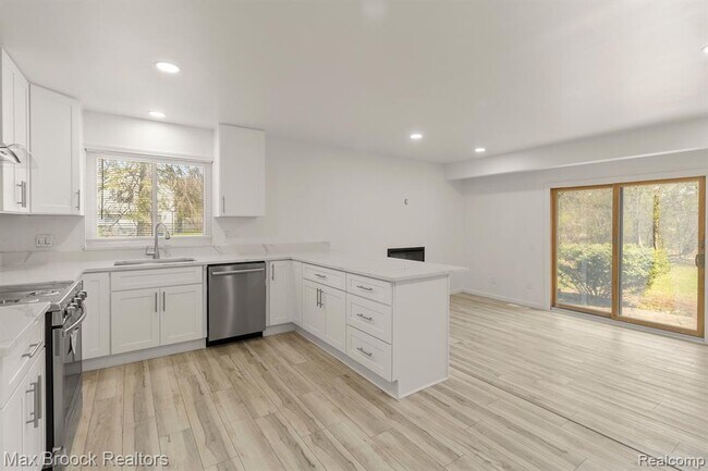 Building Photo - 6207 Nicholas Dr