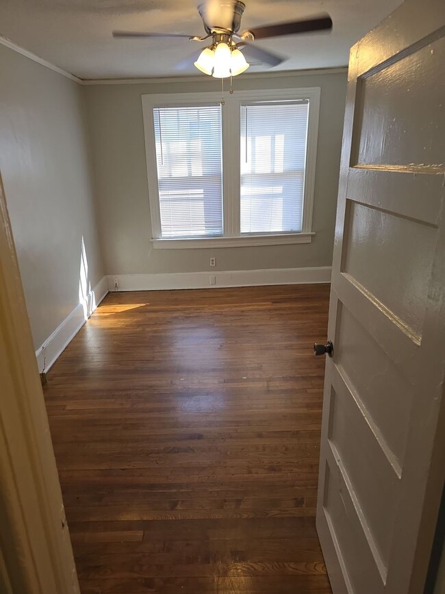 Building Photo - 2 Bedroom 1 bath duplex very close to Colu...