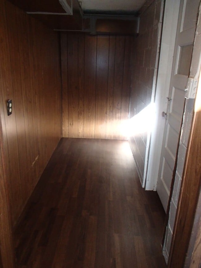 Building Photo - Larger 2 bedroom, 2 bathroom home! Pet Fri...