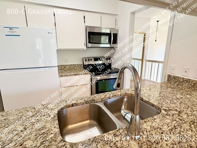 Building Photo - 800 Grassy Knoll