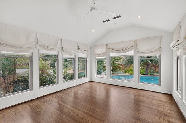 Building Photo - Gorgeous 2/2 Bungalow with Private Pool