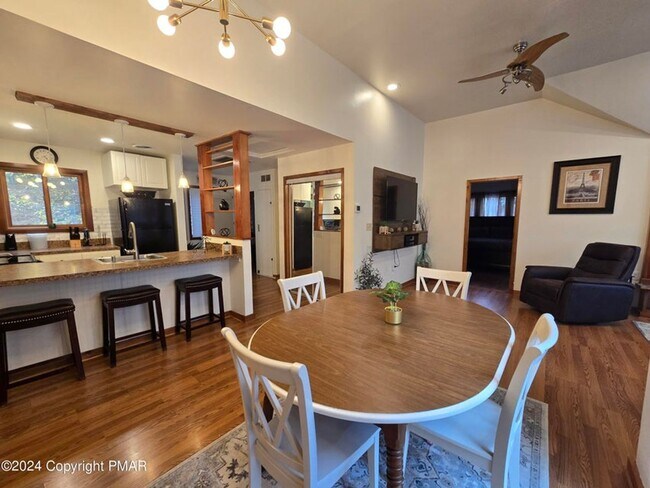 Building Photo - Beautiful townhouse across from Shawnee Mountain Ski Area