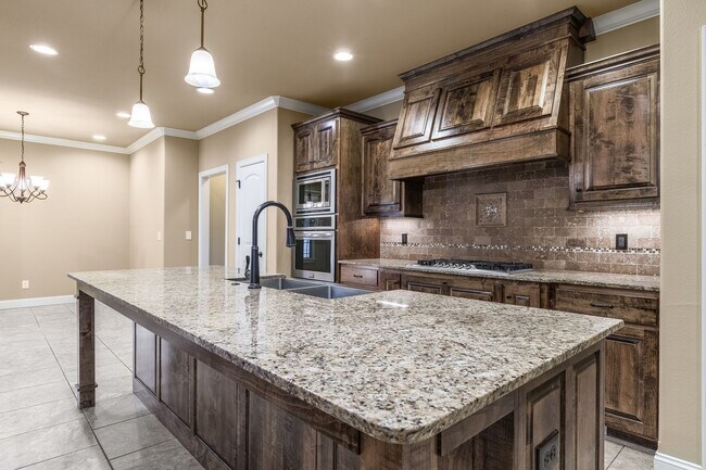 Building Photo - Beautiful Luxury Home!