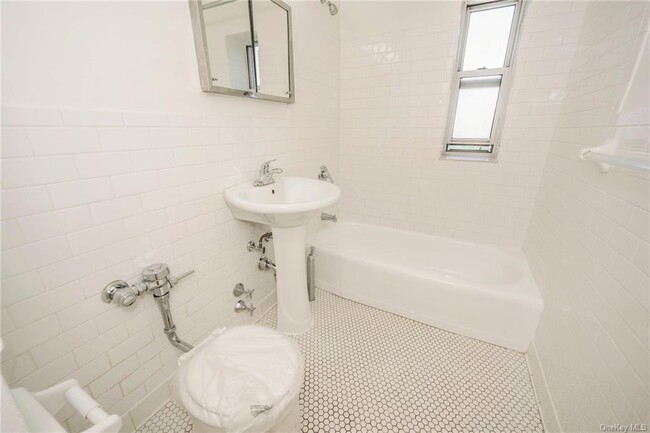 Building Photo - 525 Bronxville Rd