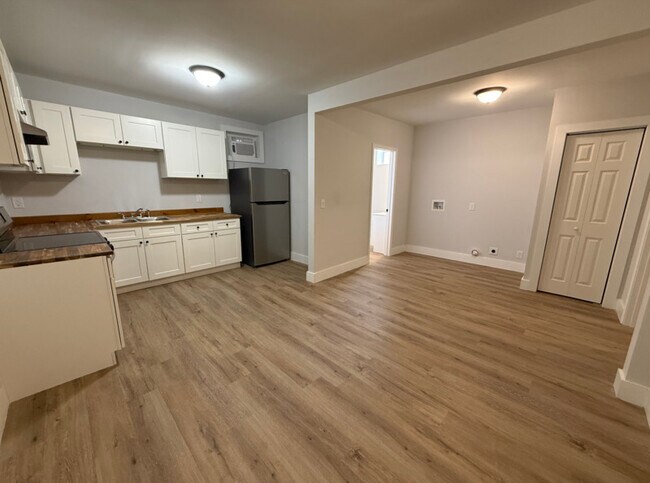 Building Photo - 404 Black Oak Dr