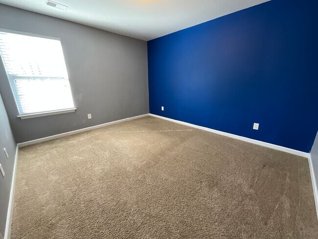 Building Photo - Large 5 bedroom home in Established Neighborhood ready to rent!