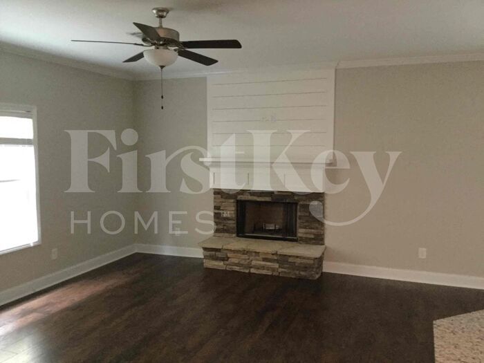 Building Photo - 18 E Newnan Rd