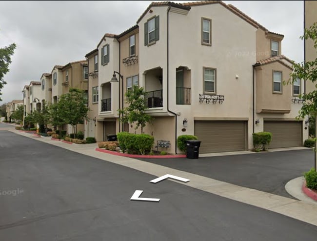 Building Photo - 812 S Gladys Ave