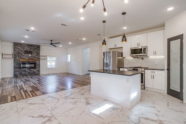 Building Photo - Beautiful New Build in Heart of Fort Worth!