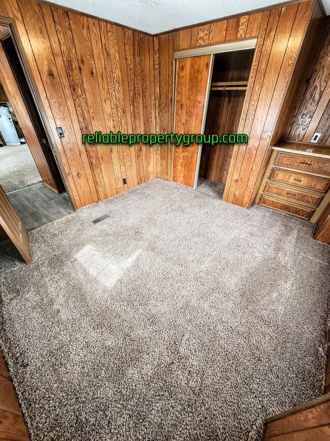 Building Photo - New Listing in Churubusco!!