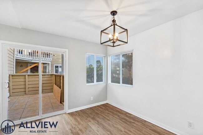 Building Photo - Remodeled 2 Bed, 2 Bath Condo with Ocean V...