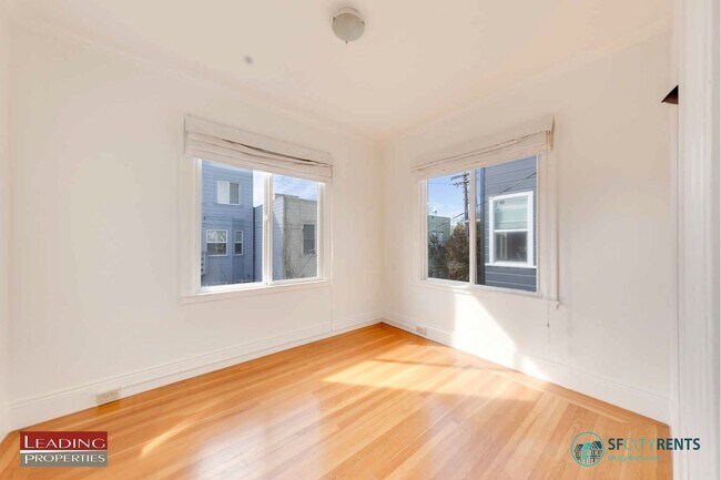 Building Photo - Marina: Immaculate Flat w/ 2 Bedrooms + Su...